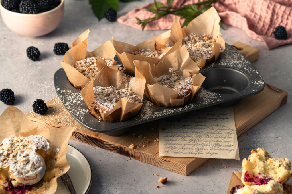 Saftige Brombeer-Muffins mit Streuseln in der Muffinform
