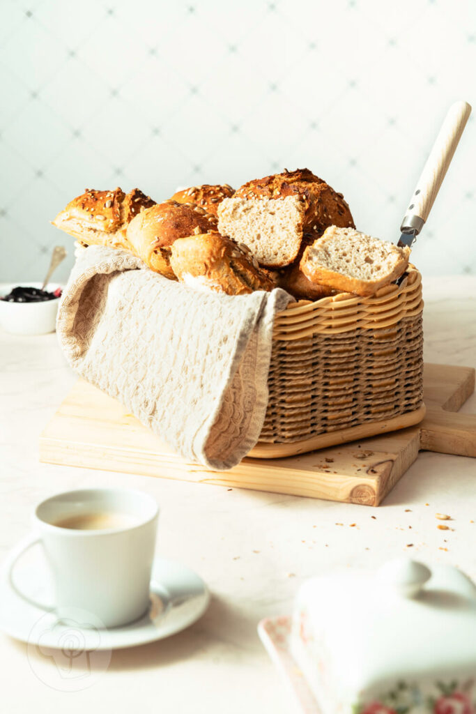 Einfache Frühstücksbrötchen über Nacht ohne Kneten im Brotkorb