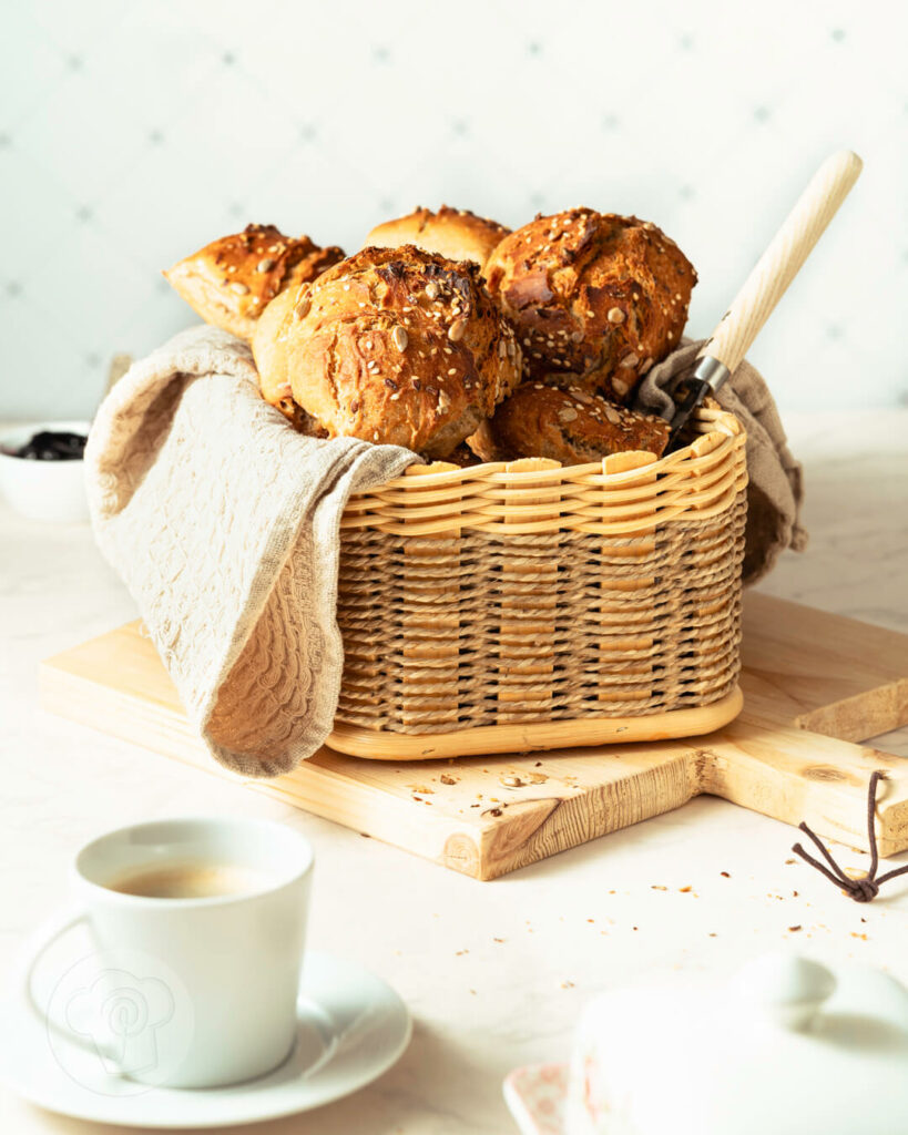 Einfache Frühstücksbrötchen über Nacht ohne Kneten im Brotkorb