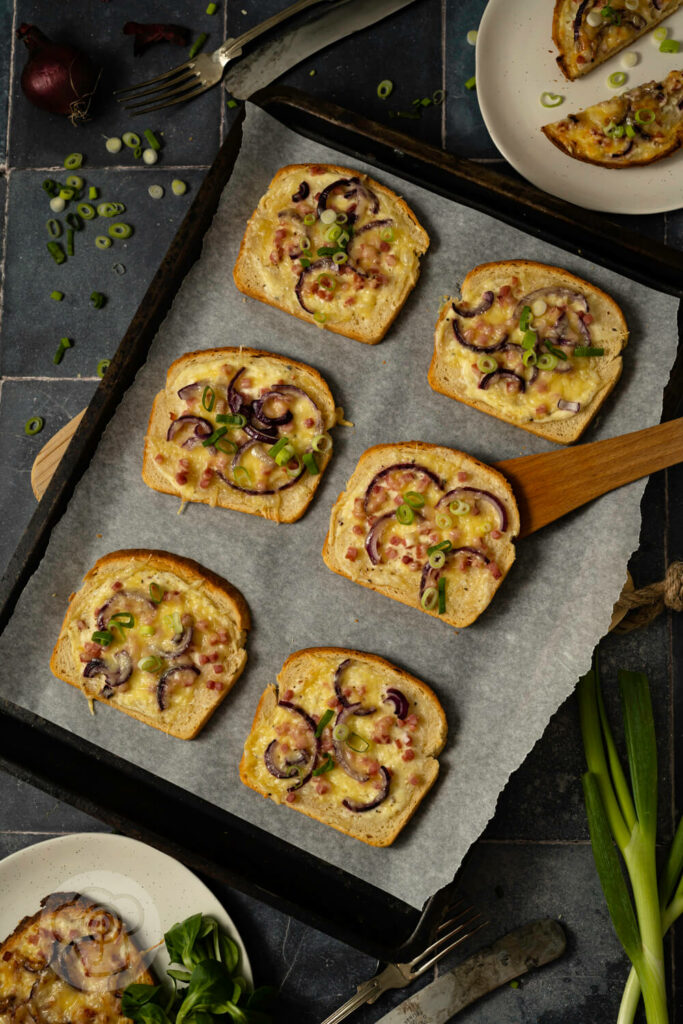 Flammkuchen Toast auf dem Blech