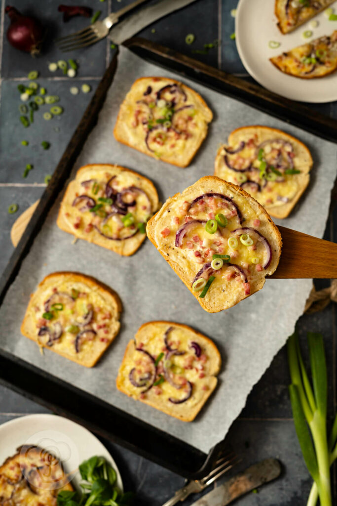 Flammkuchen Toast Elsässer Art auf dem Blech