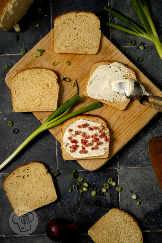 Flammkuchen Toast auf dem Blech ungebacken, in der Zubereitung