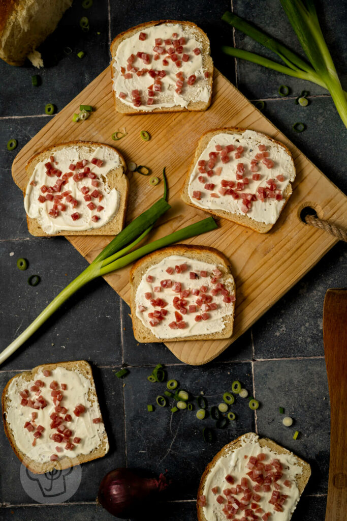 Flammkuchen Toast auf dem Blech ungebacken, in der Zubereitung