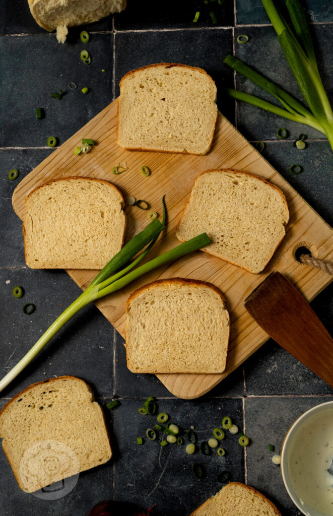 Flammkuchen Toast auf dem Blech ungebacken, in der Zubereitung