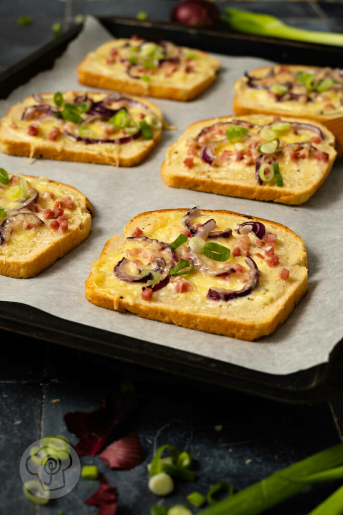 Flammkuchen Toast auf dem Blech