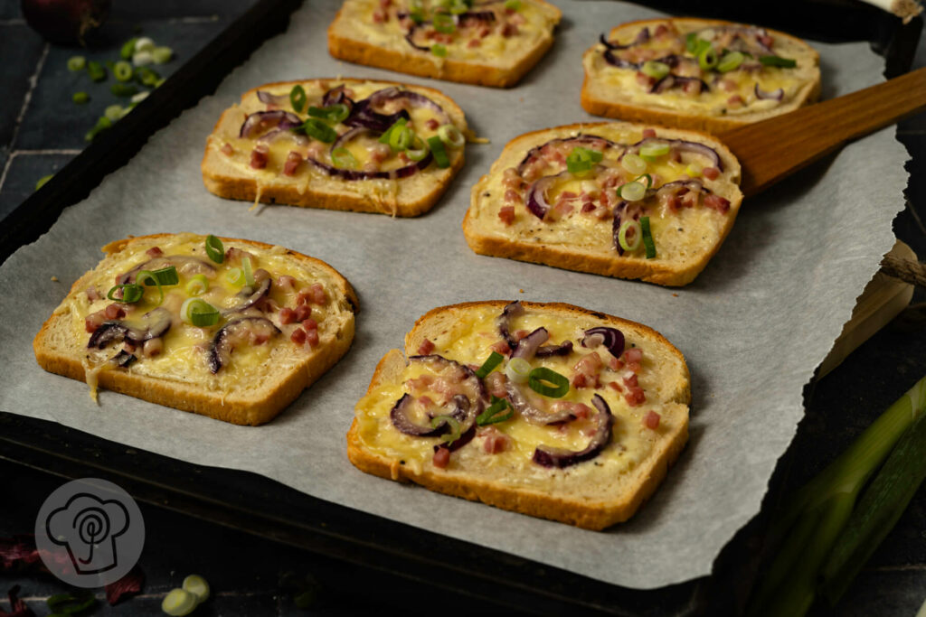 Flammkuchen Toast auf dem Blech