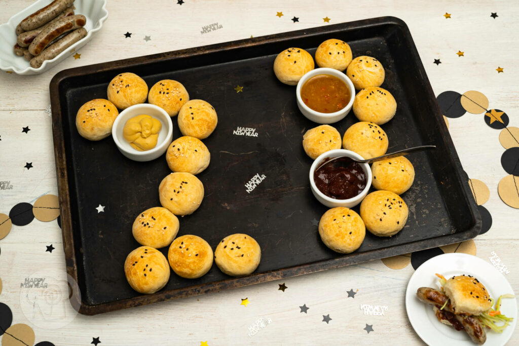 Mini Partybrötchen für das Silvestergrillen auf einem Blech