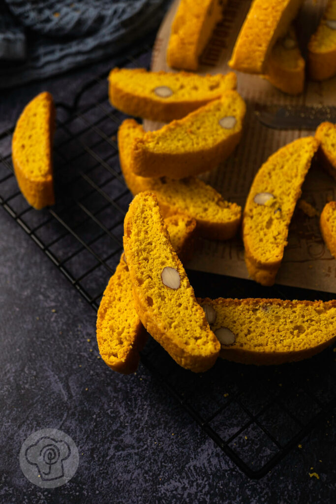 Schwedisch Saffransskorpor - Cantuccini mit Safran auf dem Blech