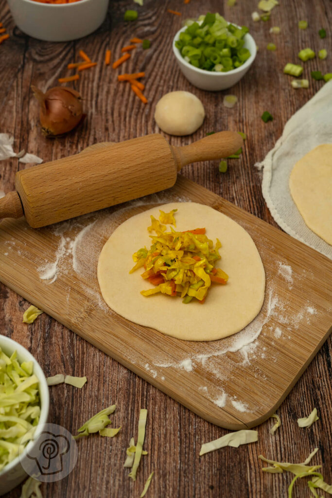 Nepalesische Momos gefüllt mit Karotte, Kraut und Frühlingszwiebeln