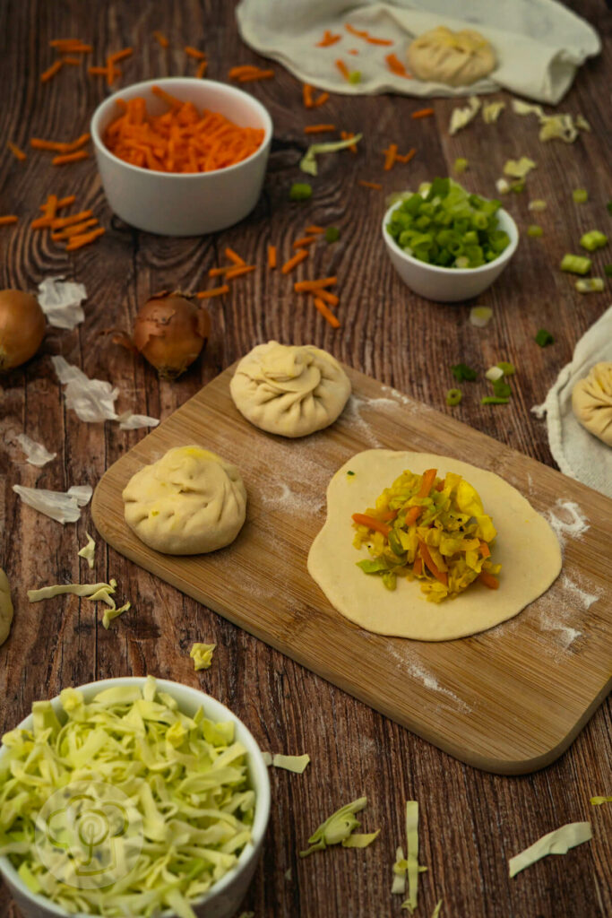 Nepalesische Momos gefüllt mit Karotte, Kraut und Frühlingszwiebeln