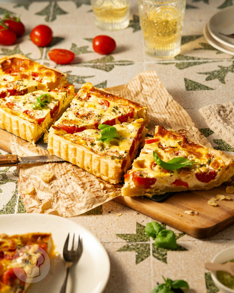 Tomaten-Quiche mit Mozzarella angeschnitten