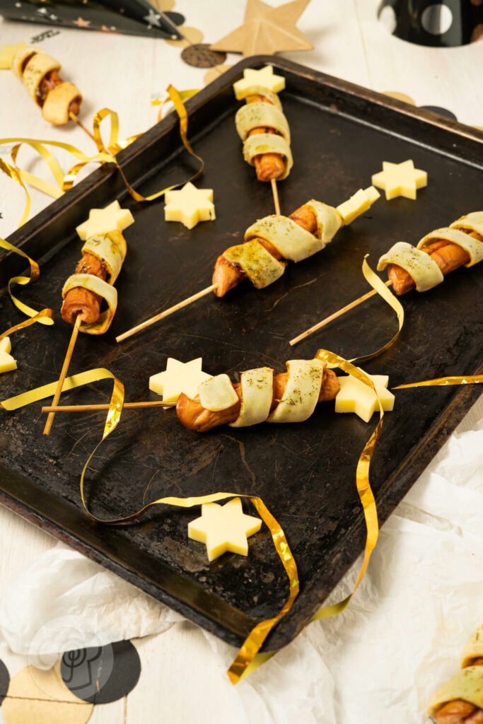 Würstchen Raketen mit Pizzateig zu Silvester auf dem Blech