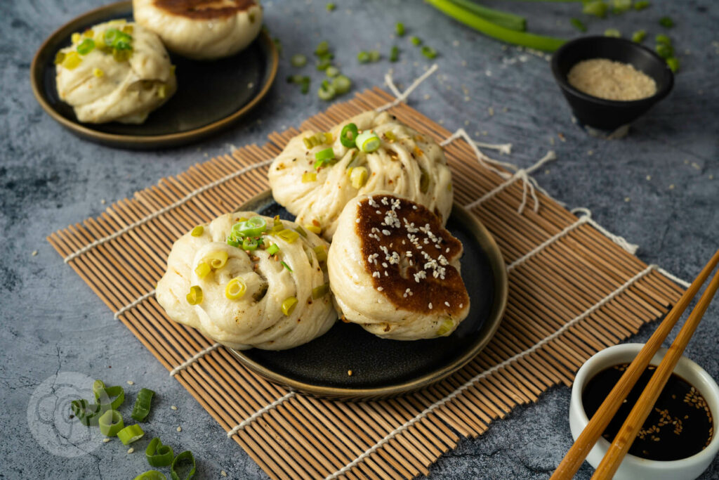Hua Juan - gedämpfte Brötchen mit Frühlingszwiebeln, angebraten