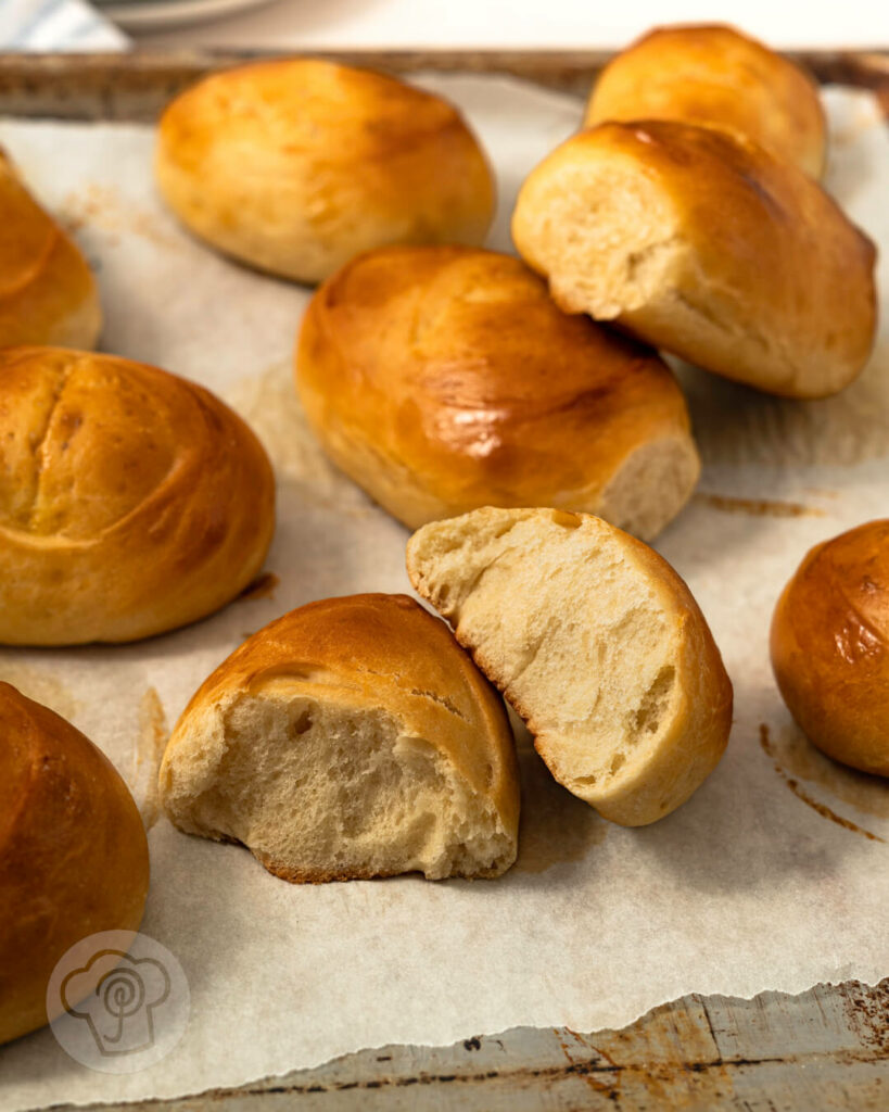 Monay - philippinische Milchbrötchen auf dem Blech