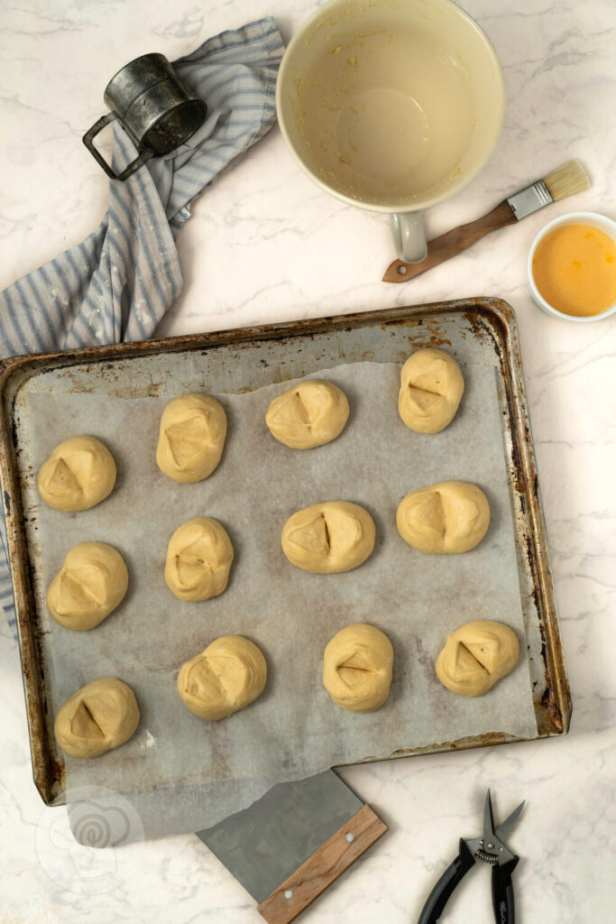 Monay - philippinische Milchbrötchen auf dem Blech vor dem Backen