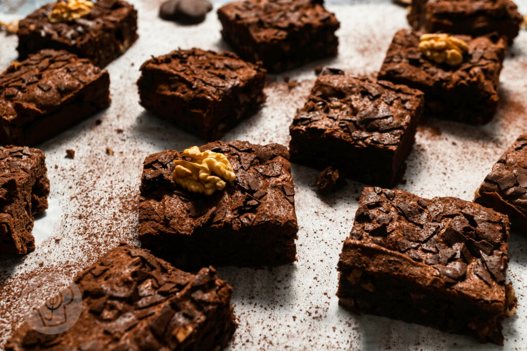 Schoko Brownies mit Walnüssen auf dem Backpapier