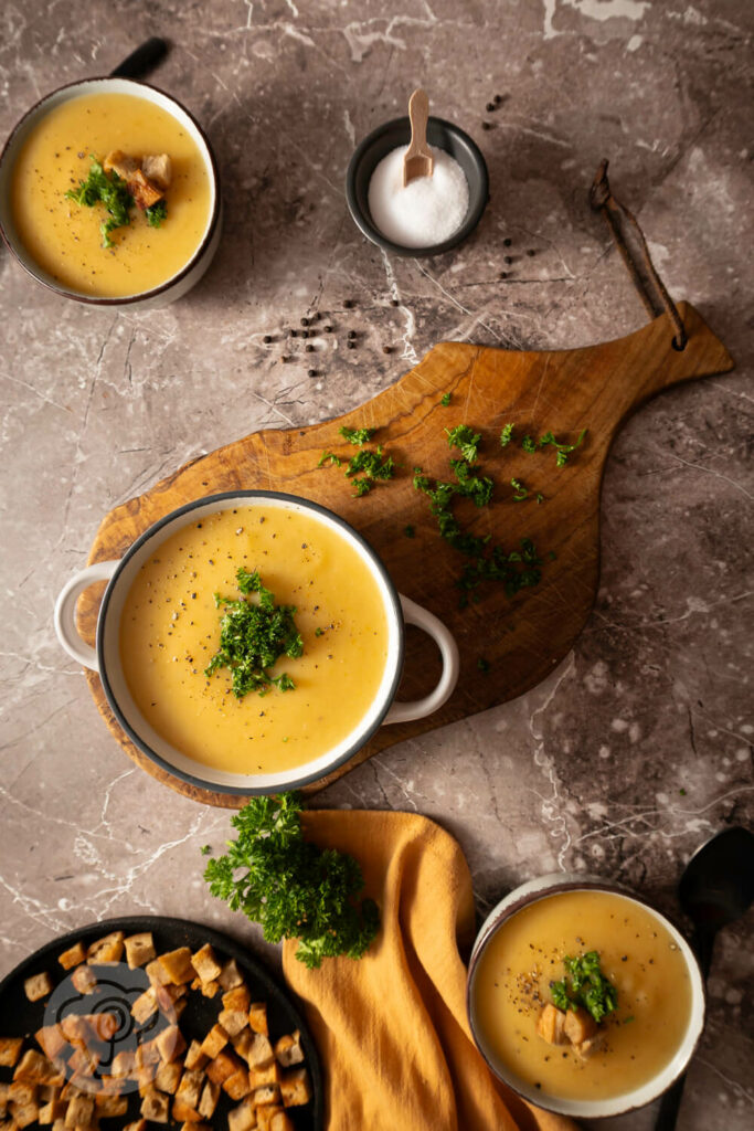 Cremige Kartoffelsuppe mit Brotcroutons im Topf