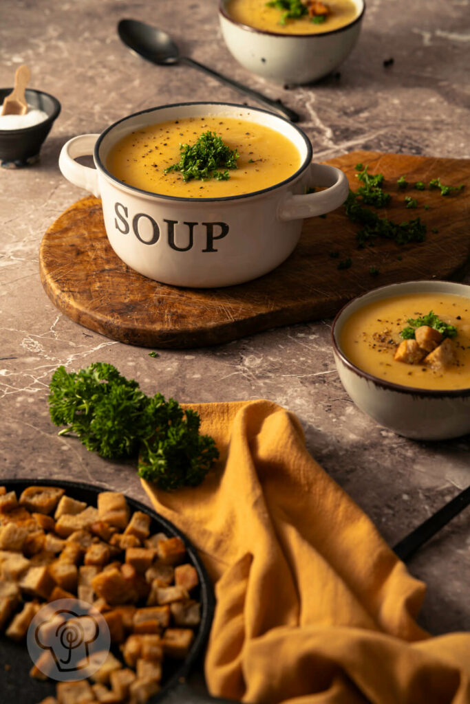 Cremige Kartoffelsuppe mit Brotcroutons im Topf