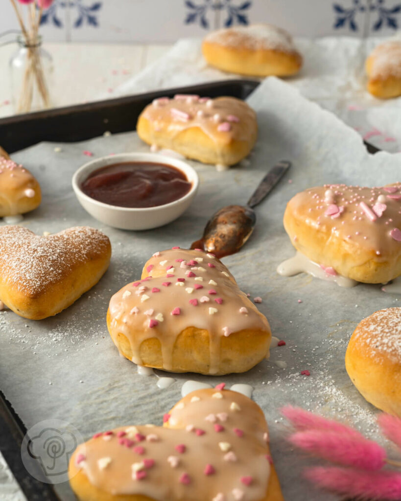 Herz-Krapfen - Herz-Berliner aus dem Backofen gebacken mit Puderzucker und Zuckerguss