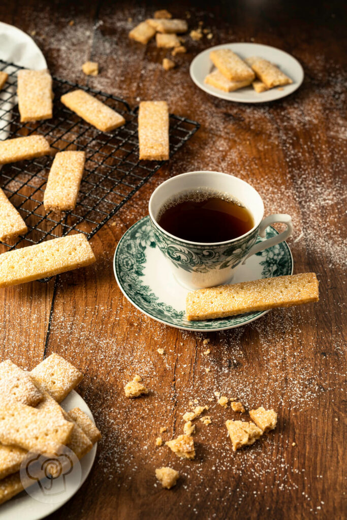 Shortbread zur Tea Time - Teetasse mit englischem Tee und Shortbread