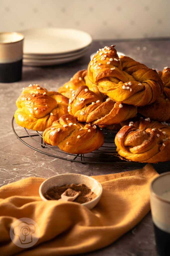 Kürbis Hefeknoten mit Pumpkin Spice Füllung auf dem Rost