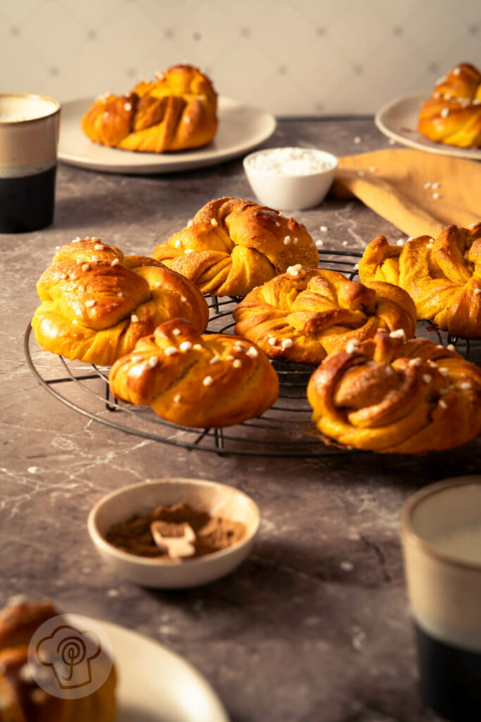 Kürbis Hefeknoten mit Pumpkin Spice Füllung auf dem Rost