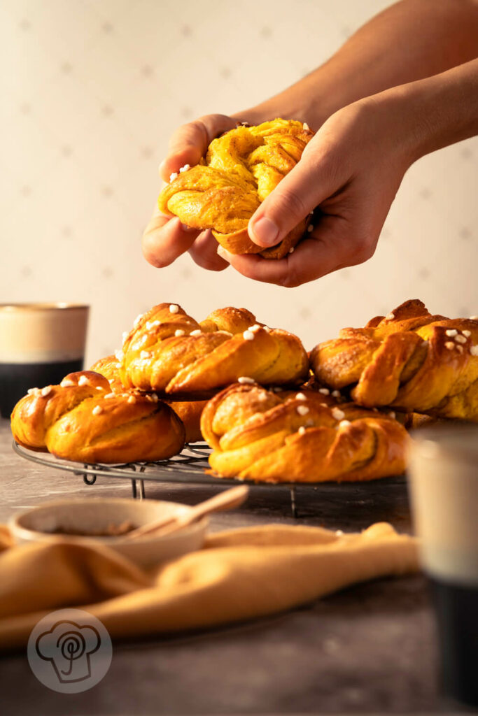 Kürbis Hefeknoten mit Pumpkin Spice Füllung auf dem Rost, auseinandergebrochen