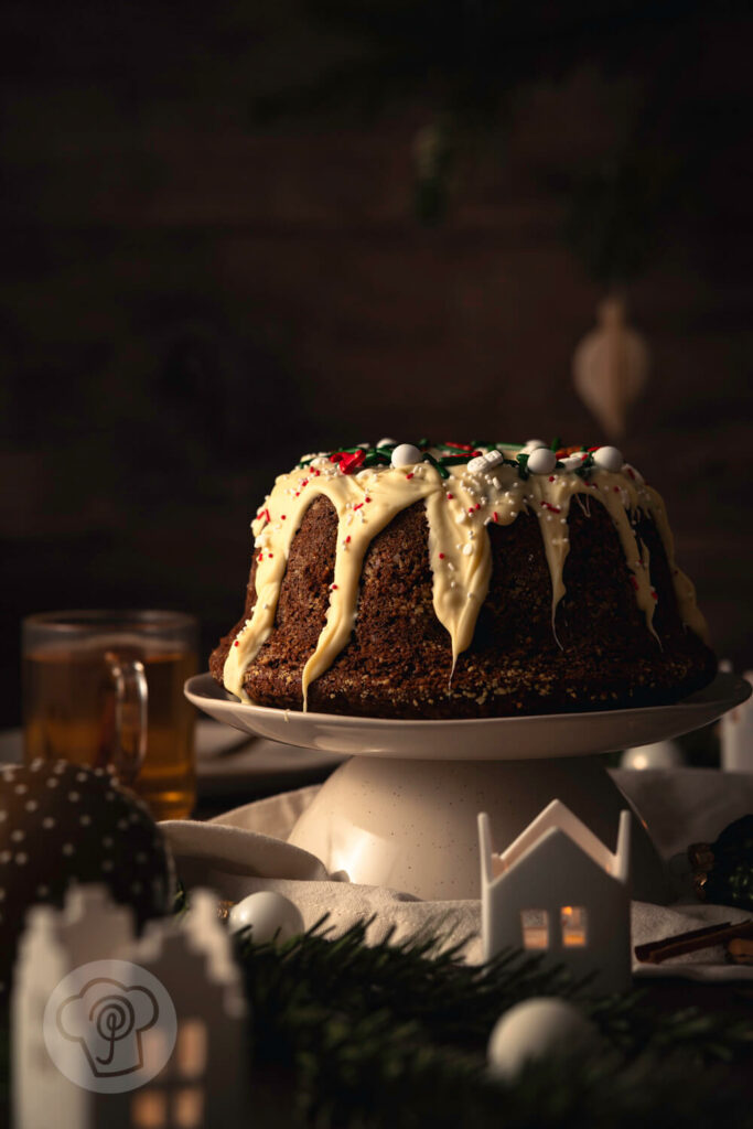 Saftiger Apfel-Zimt-Kuchen mit Nüssen auf einem Teller