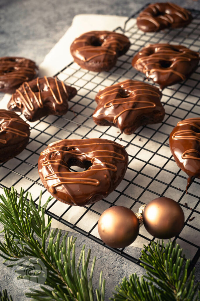 Weiche Lebkuchen-Herzen, Sterne und Brezeln mit Schokoladenüberzug auf einem Rost