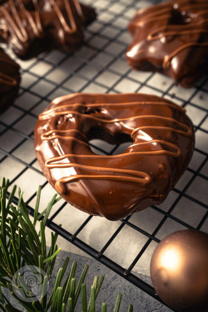 Weiche Lebkuchen-Herzen, Sterne und Brezeln mit Schokoladenüberzug auf einem Rost