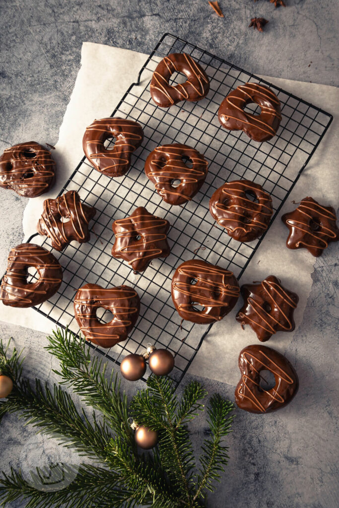 Weiche Lebkuchen-Herzen, Sterne und Brezeln mit Schokoladenüberzug auf einem Rost