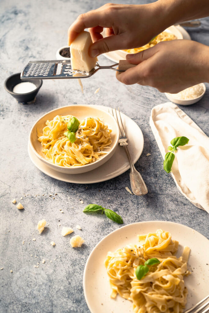 Schnelle Fettuccine Alfredo - Gericht aus 3 Zutaten 7 Fettuccine Alfredo mit Parmesan