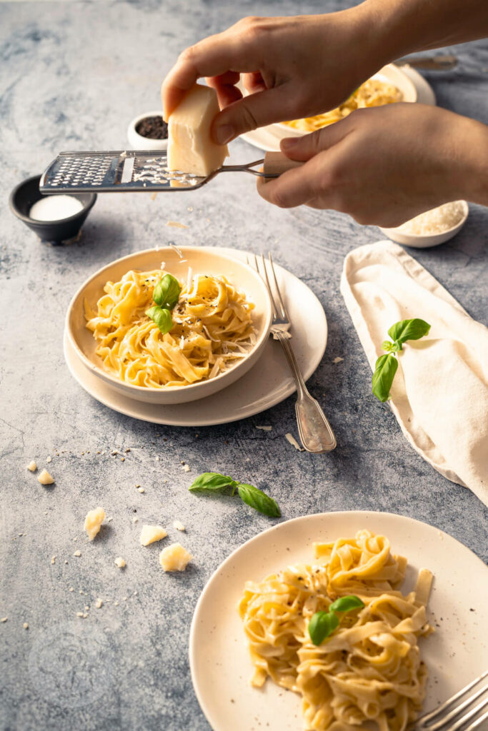 Schnelle Fettuccine Alfredo - Gericht aus 3 Zutaten 8 Fettuccine Alfredo mit Parmesan