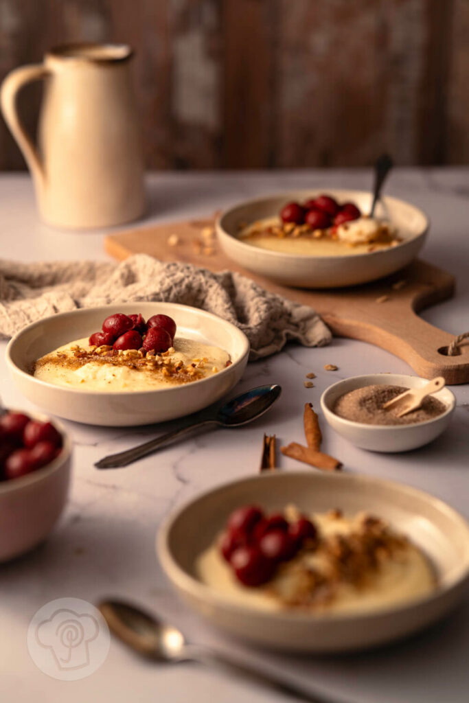 Dinkel-Grießbrei mit Kirschen, Zimt und Zucker und gehackten Mandeln