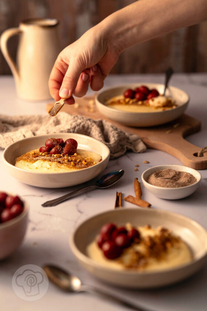 Dinkel-Grießbrei mit Kirschen und Zimt und Zucker