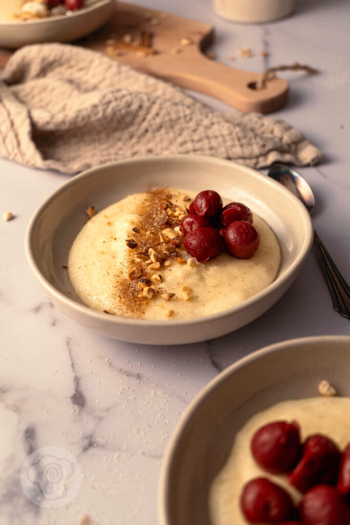 Dinkel-Grießbrei mit Kirschen