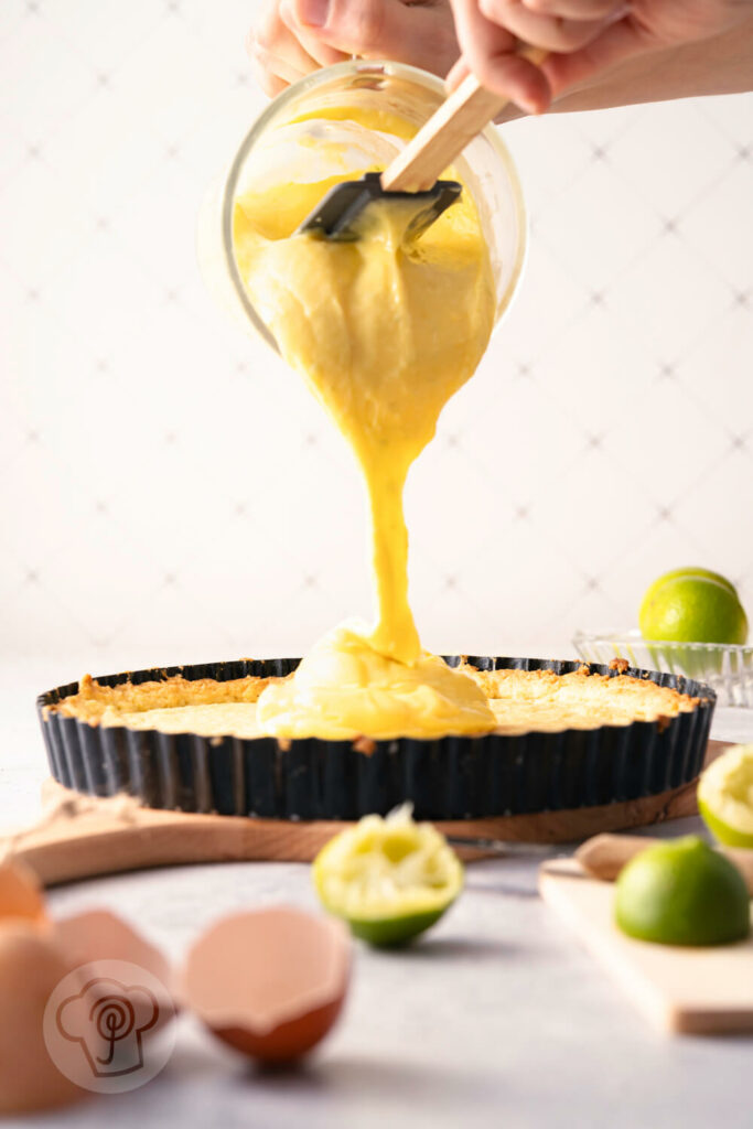 Peruanischer Pie de limón - fruchtige Limettentarte mit Baiser - Zubereitung - Verteilen der Limettencreme