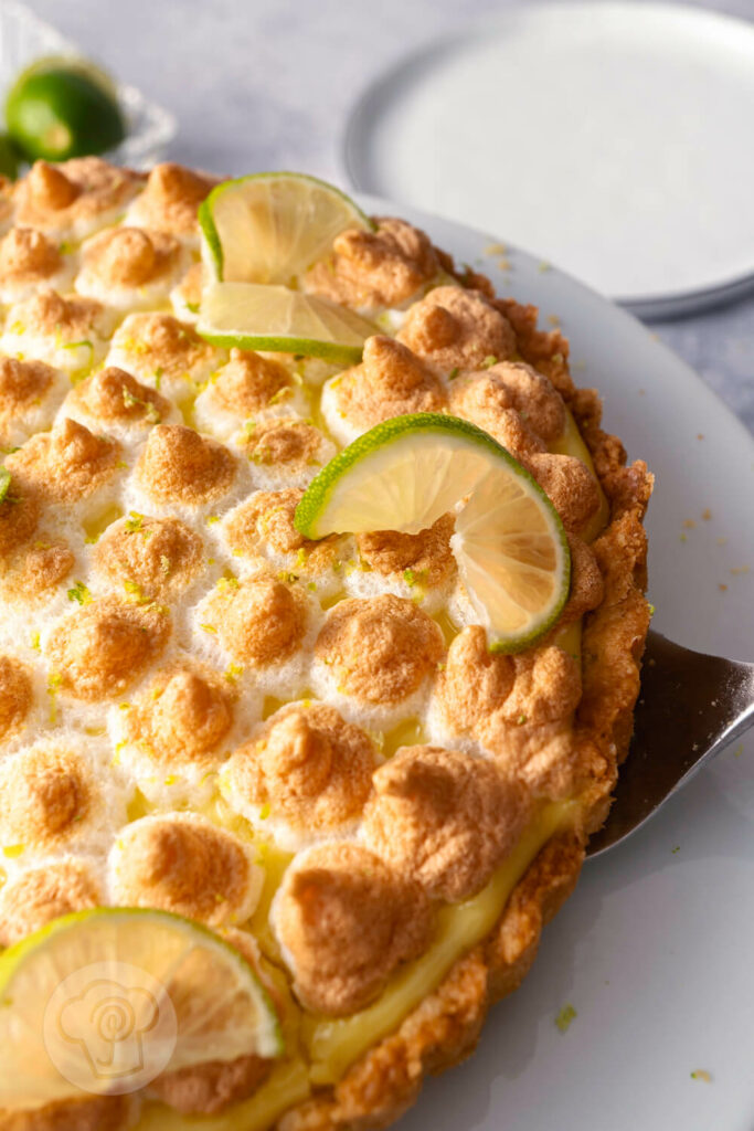 Peruanischer Pie de limón - fruchtige Limettentarte mit Baiser - Nahaufnahme