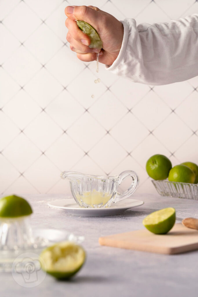 Peruanischer Pie de limón - fruchtige Limettentarte mit Baiser - Limetten auspressen
