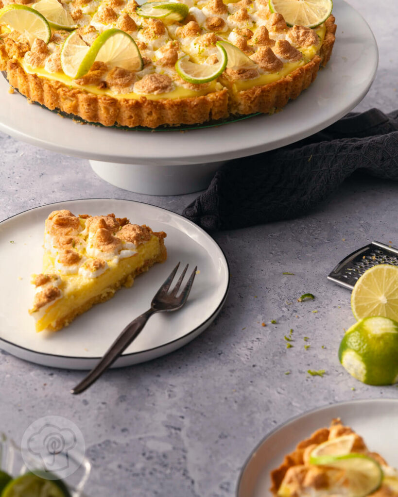 Peruanischer Pie de limón - fruchtige Limettentarte mit Baiser - Stücke auf Tellern