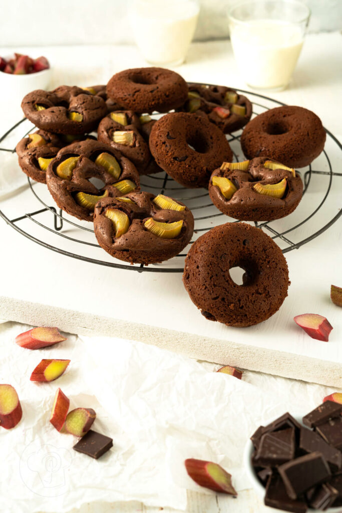 Brownie Donuts mit Rhabarber auf dem Rost