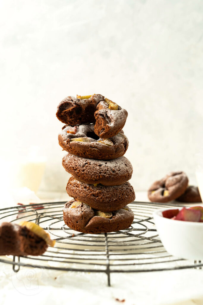 Brownie Donuts mit Rhabarber auf dem Rost gestapelt