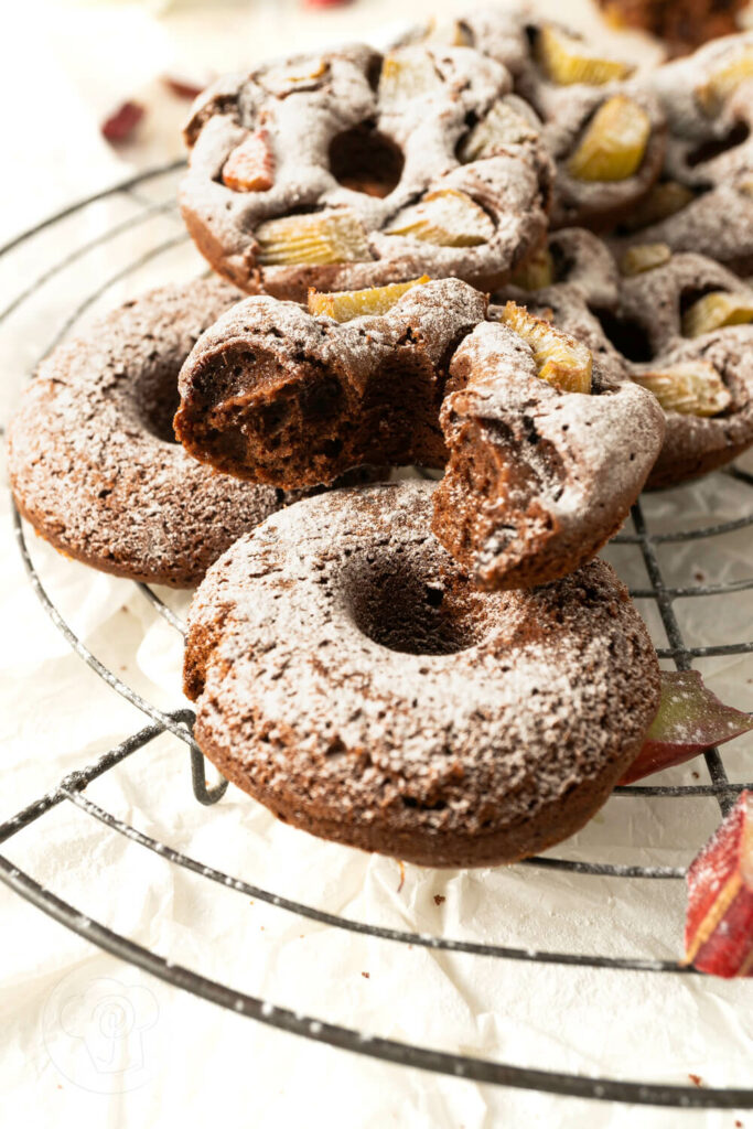 Brownie Donuts mit Rhabarber auf dem Rost