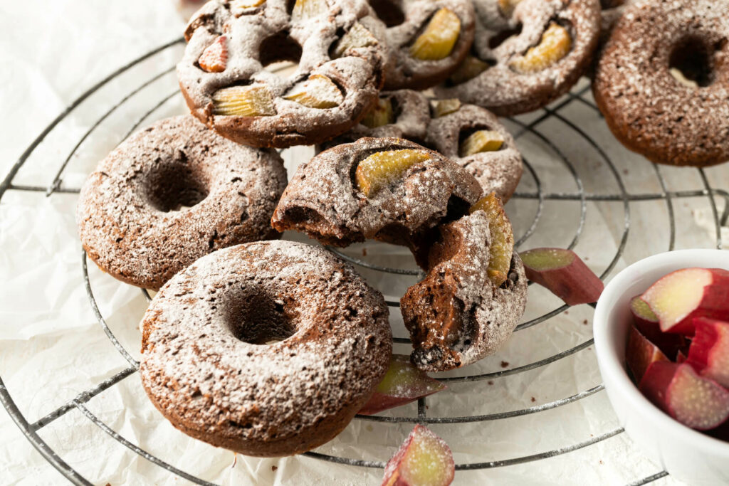 Brownie Donuts mit Rhabarber auf dem Rost