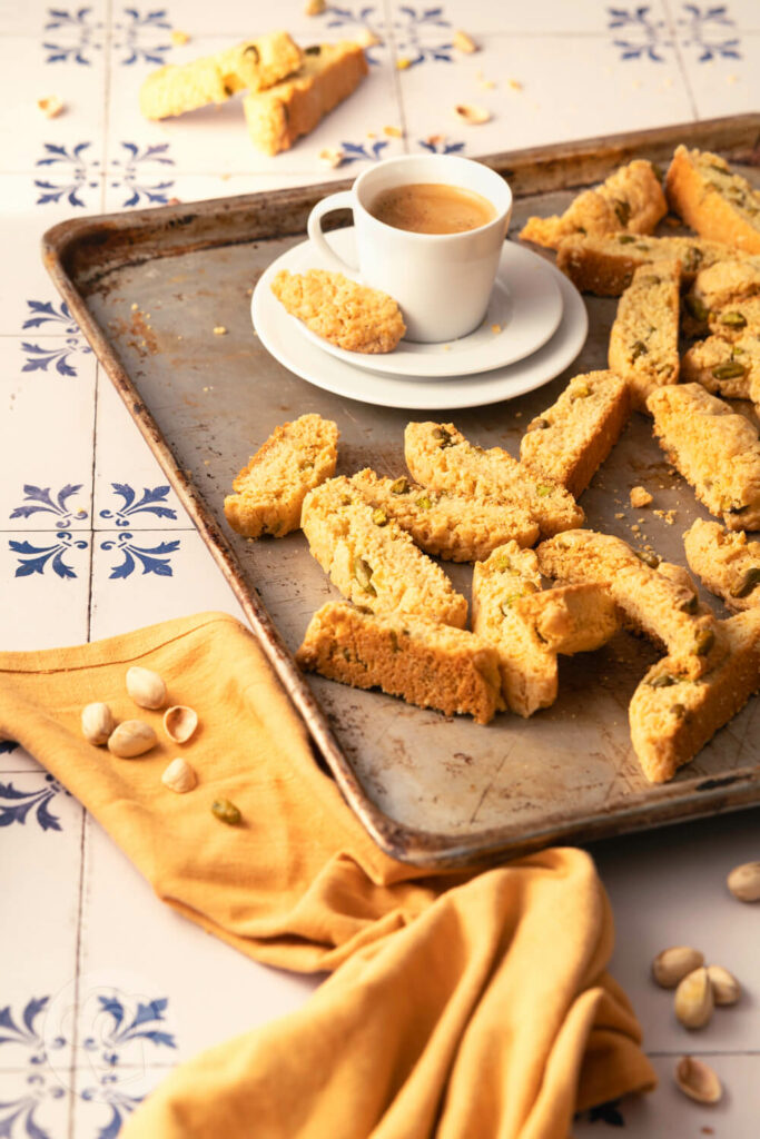 Pistazien Cantuccini auf einem Blech