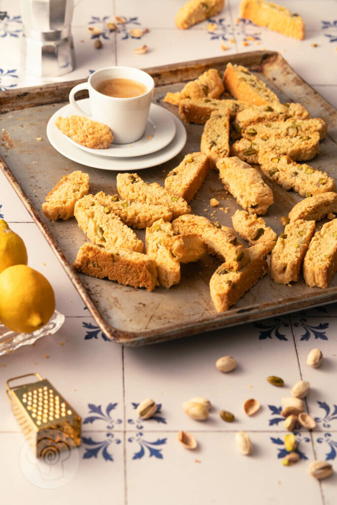 Pistazien Cantuccini auf einem Blech