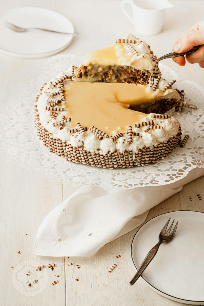 Klassische Eierlikörtorte - Stück auf Kuchenschaufel