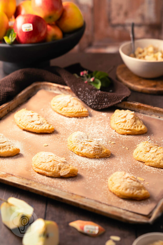 Schnelle Apfeltaschen mit Puderzucker aus Quarkblätterteig