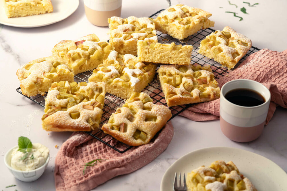 Schneller Rhabarberkuchen vom Blech - Küchentraum &amp; Purzelbaum