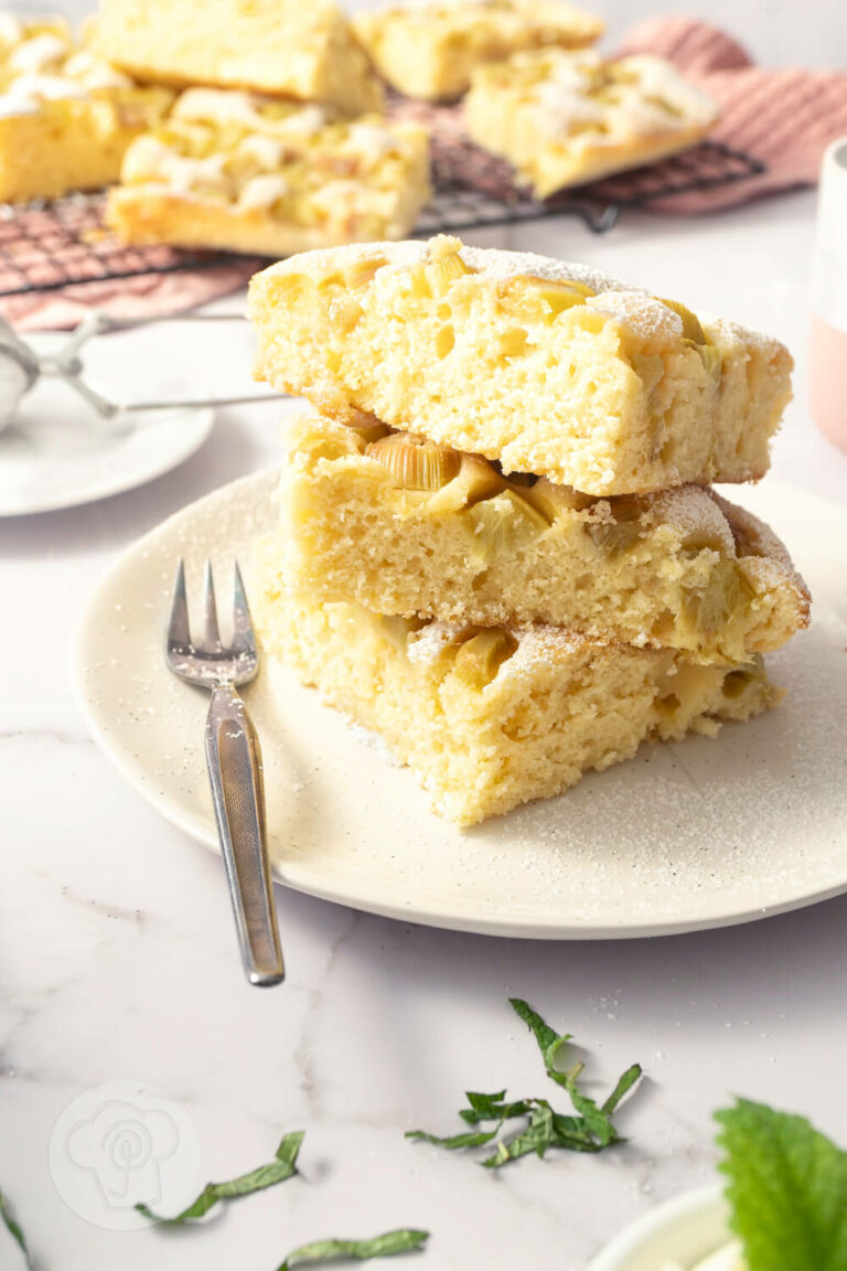 Schneller Rhabarberkuchen vom Blech - Küchentraum &amp; Purzelbaum